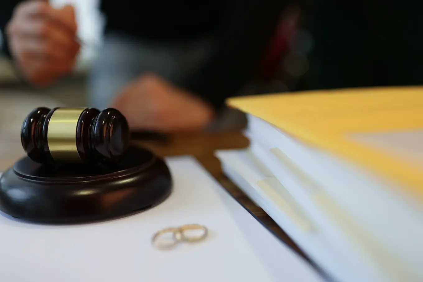 obrączki i młotek sędziowski