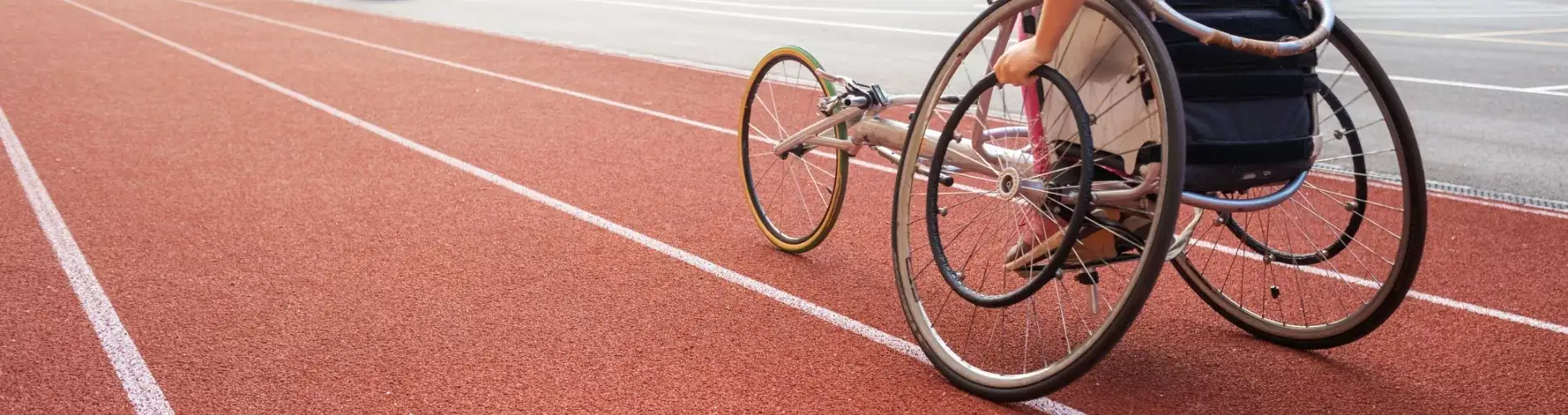 osoba na wózku inwalidzkim na bieżni